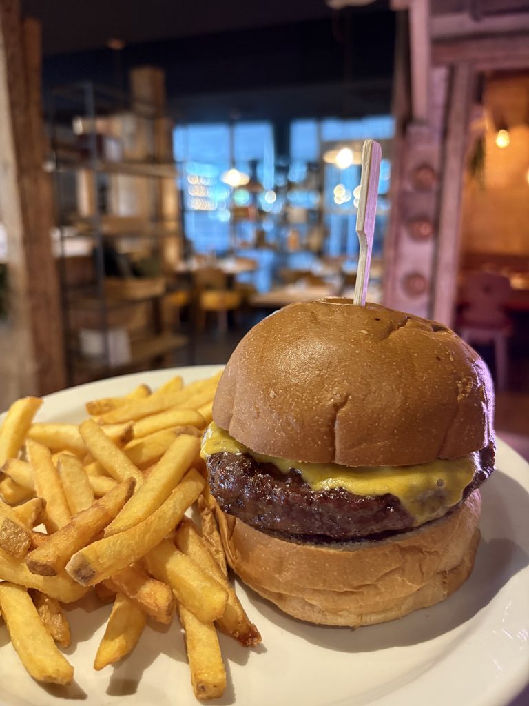 piatto con cheeseburger e patatine