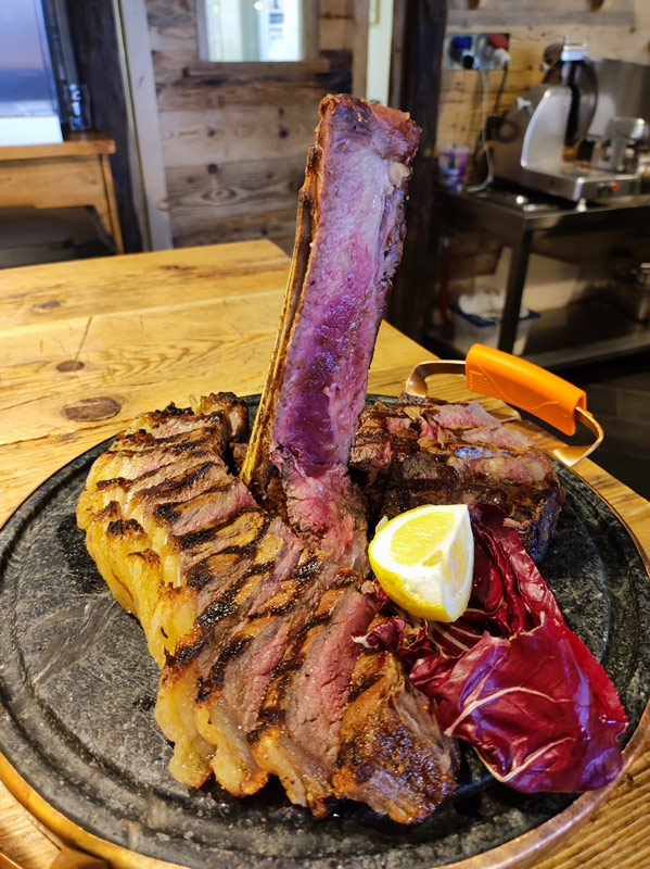 fiorentina tagliata con spicchio di limone, adagiata su piatto da A21