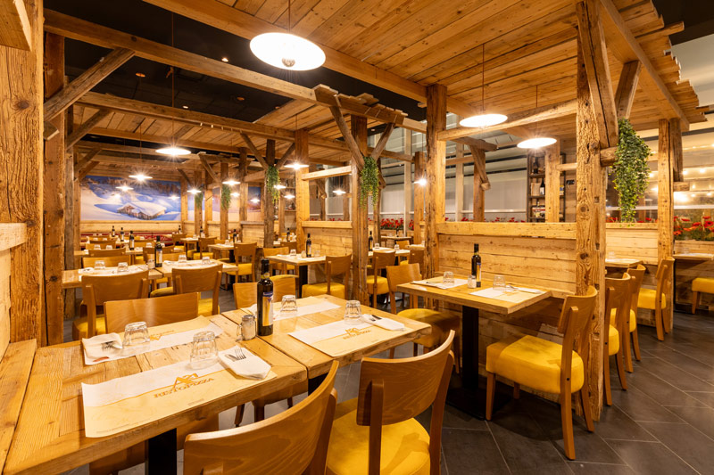 Vista di una sala interna del A21 Ristopizza