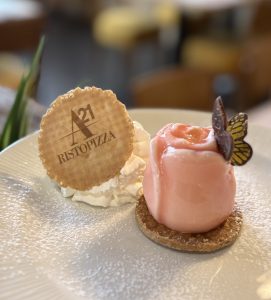 il dolce della Festa della Mamma: una delicata rosa di mousse al gelsomino su croccante base alla nocciola
